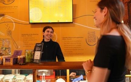 A conversation at the Seknd Nature counter